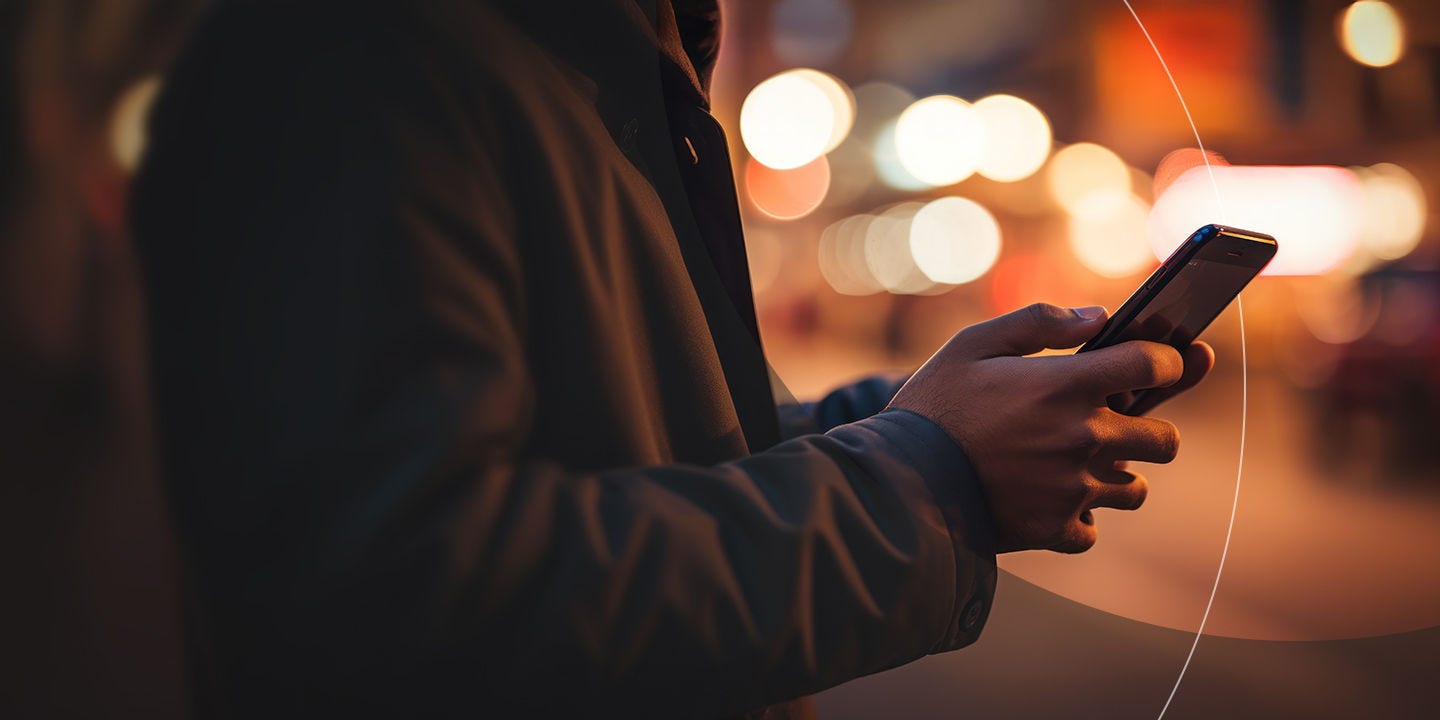Primer plano de un hombre usando un teléfono inteligente.