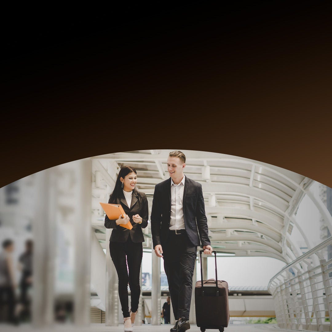Dos personas caminando con maletas, sugiriendo viajes u organización de eventos.