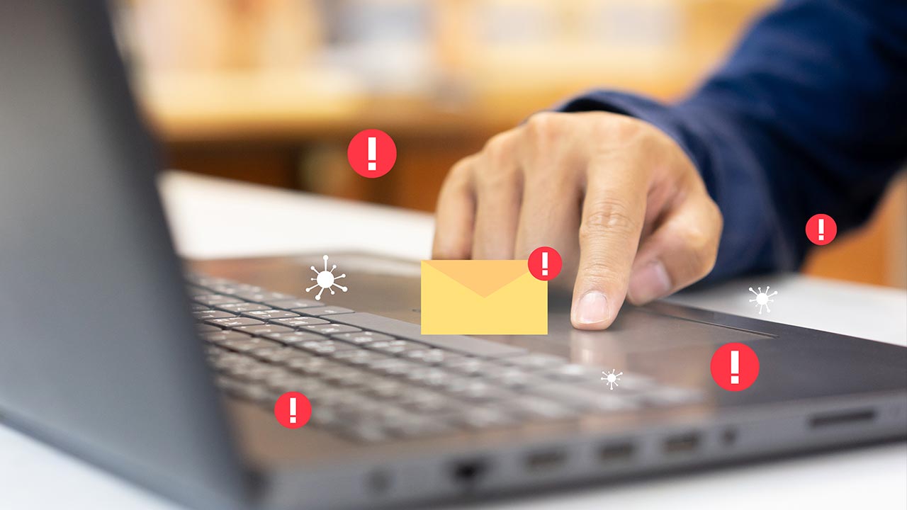 Ingeniero informático escribiendo un código para proteger y bloquear correos electrónicos no deseados.