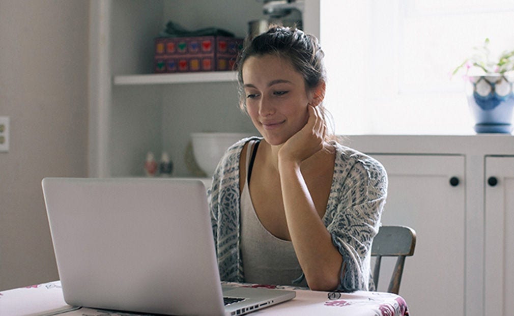 امرأة شابة تستخدم الحاسوب
