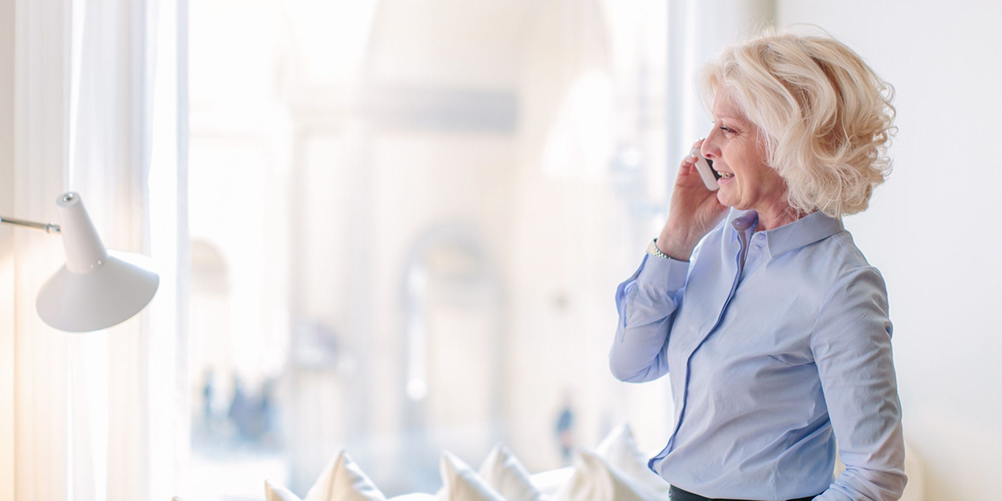 Femme d'affaires mature utilisant son téléphone