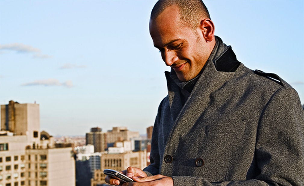 Un homme utilisant son téléphone