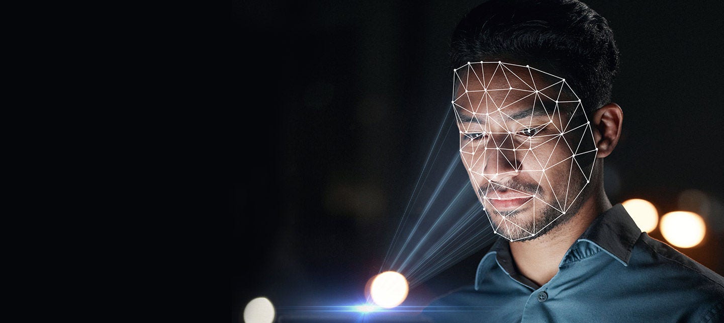 Un hombre es iluminado por una luz suave y resplandeciente, lo que crea un contraste sorprendente contra el fondo oscuro.