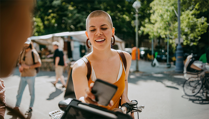 Femme en train de dessiner