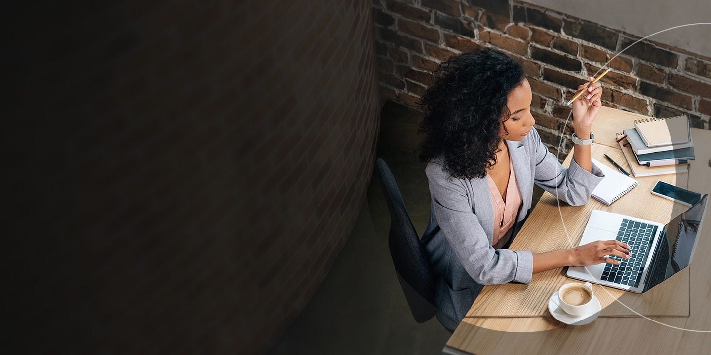 Mujer de negocios trabajando en una computadora portátil.