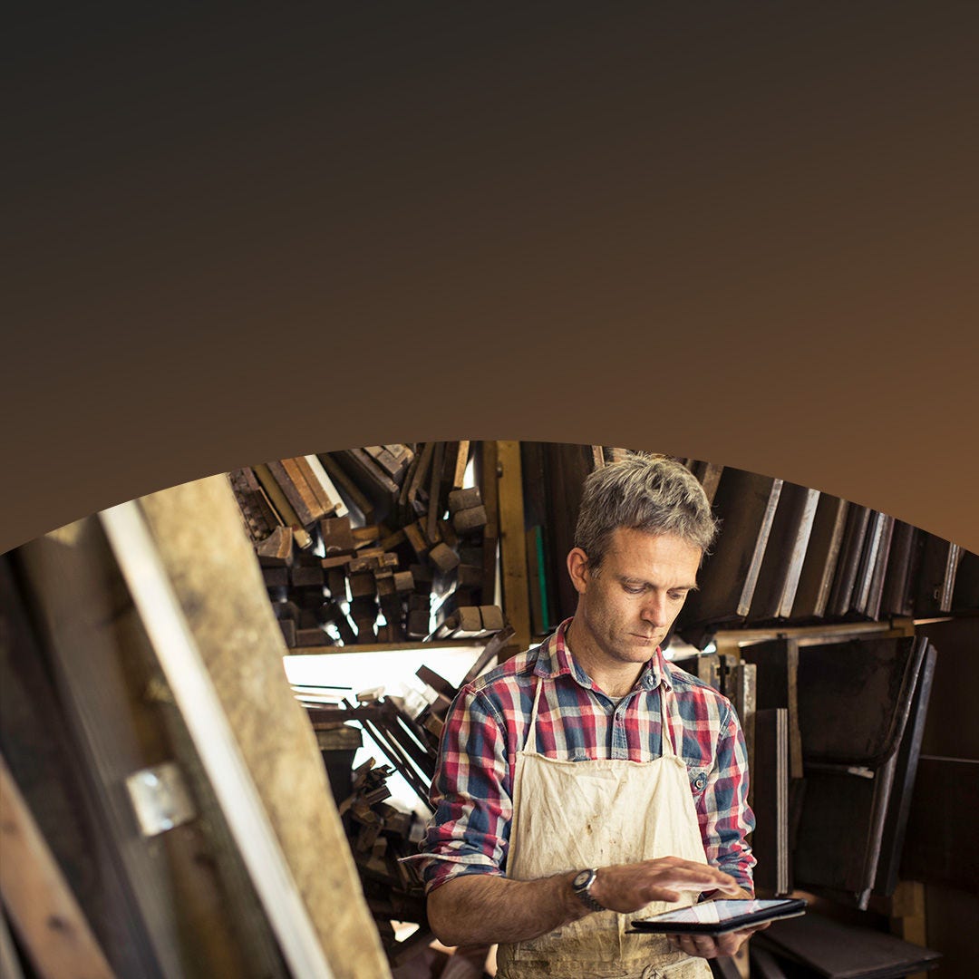 Un professionnel utilisant une tablette dans une entreprise de charpente. 