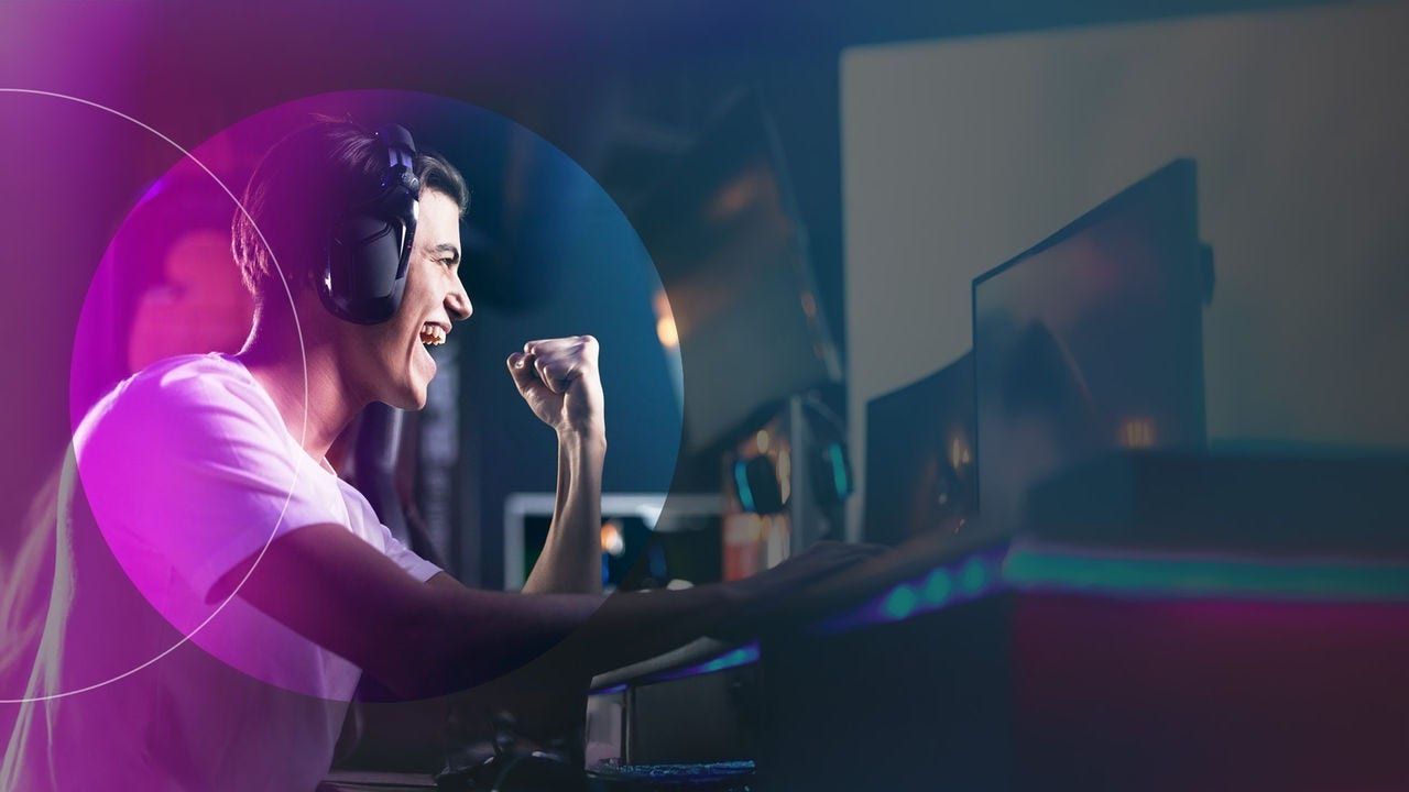 رجل يهتف أثناء لعب لعبة فيديو على الكمبيوتر.