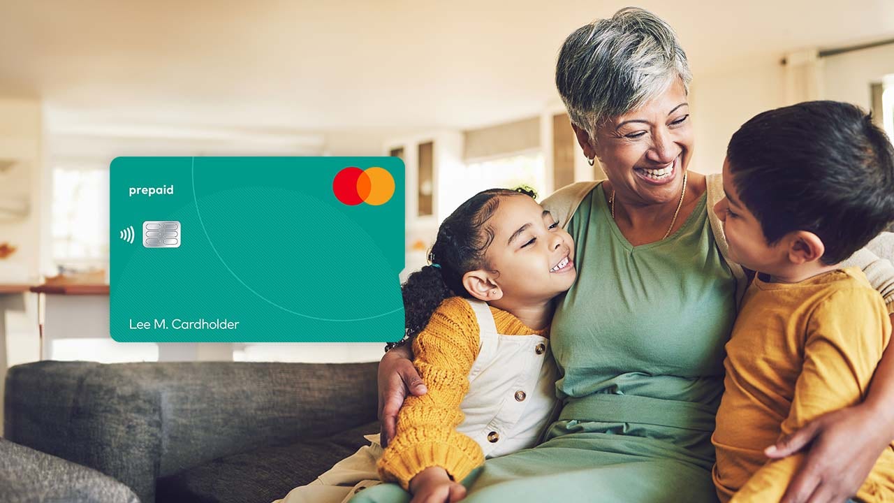 Mujer con dos hijos e imagen de tarjeta Mastercard prepaid.
