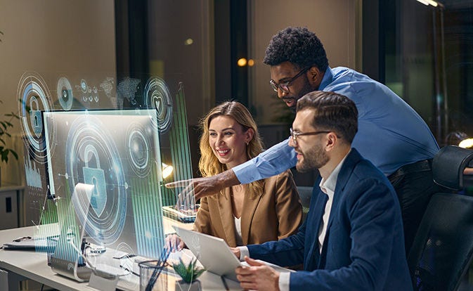 Profesionales que trabajan en soluciones de ciberseguridad e inteligencia de amenazas