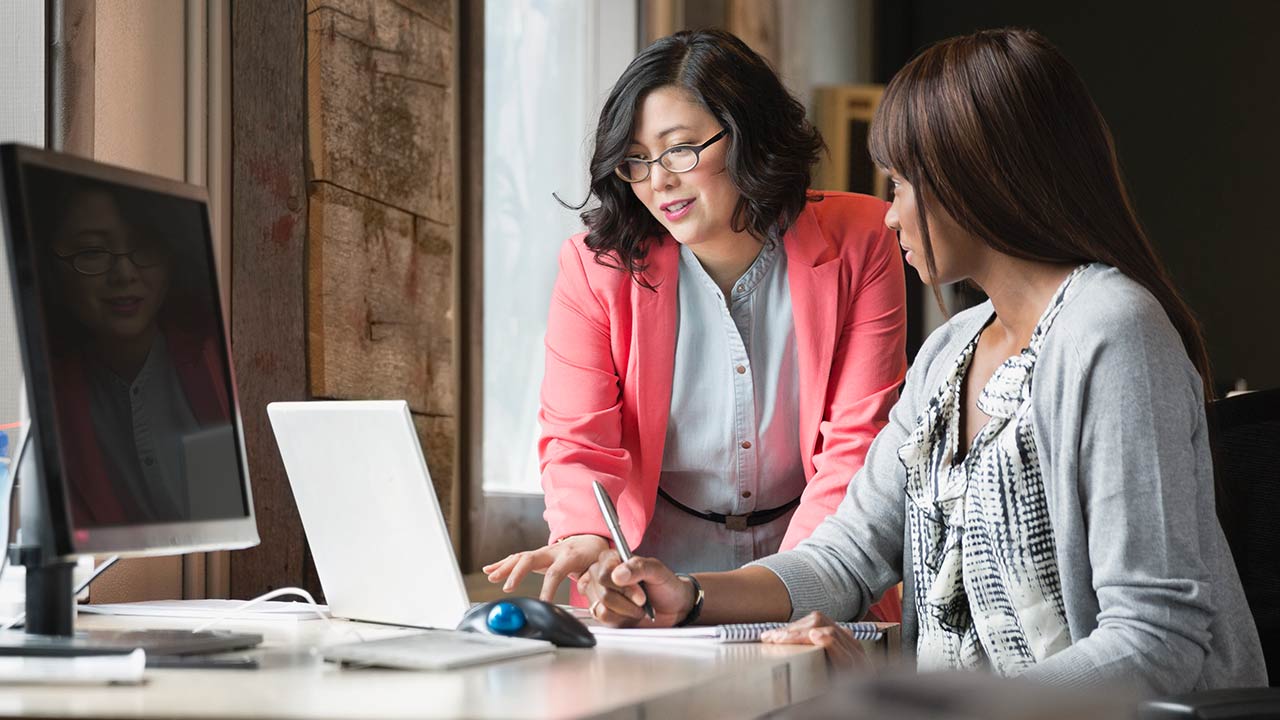 Femmes travaillant sur leur ordinateur portable à leur bureau.