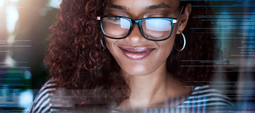 Femme regardant une banque ouverte sur un écran d'ordinateur en souriant