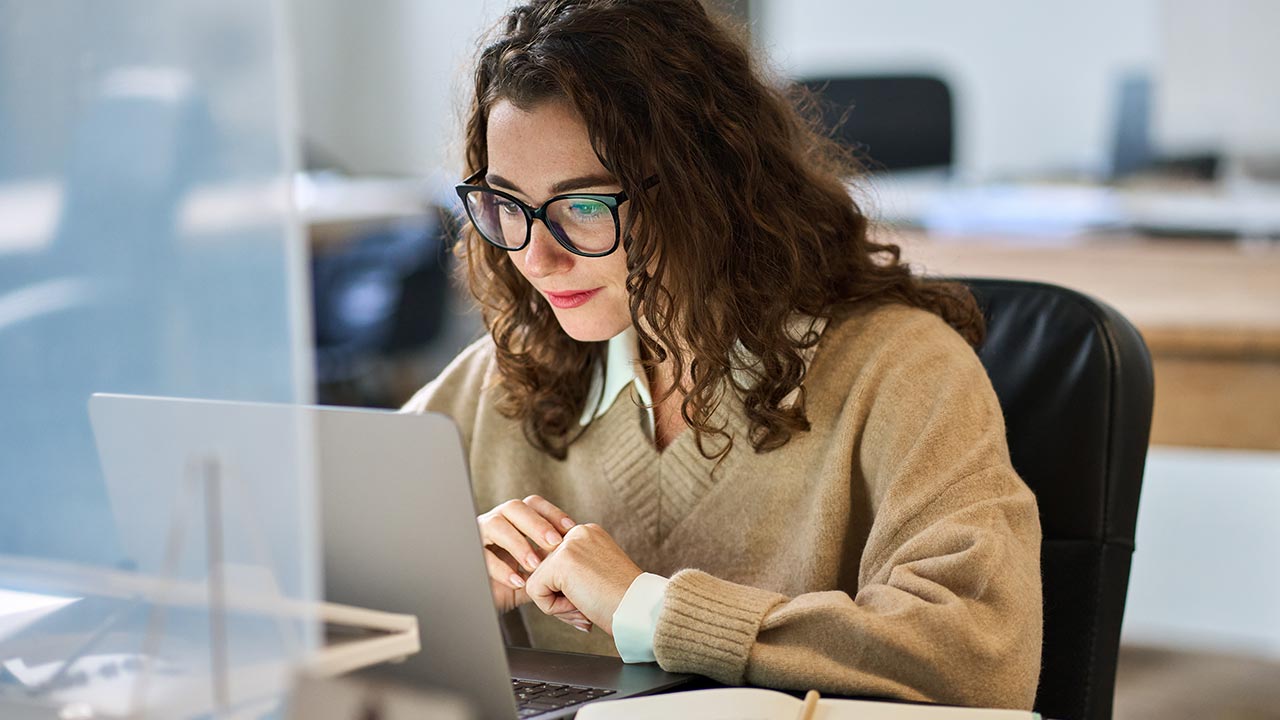 Mujer haciendo un cuestionario en una computadora portátil.