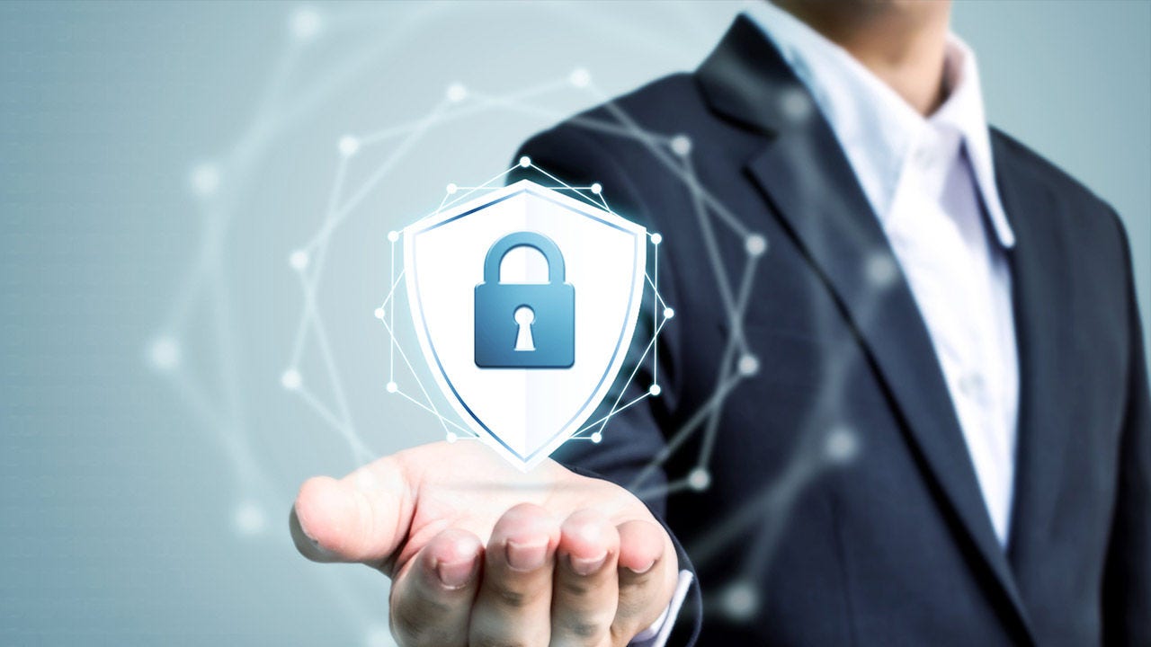 Empresario sosteniendo ícono de protección