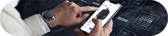 Une personne en costume tient un smartphone affichant une application de shopping, mettant en avant la technologie moderne du shopping mobile. 