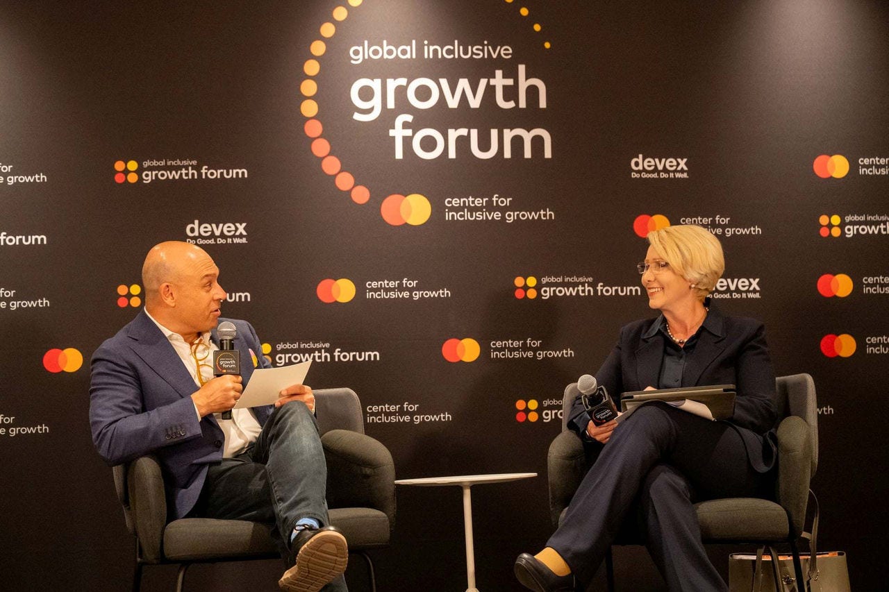 Raj Kumar e Isabel Chatterton en el escenario del Global Inclusive Growth Forum. 