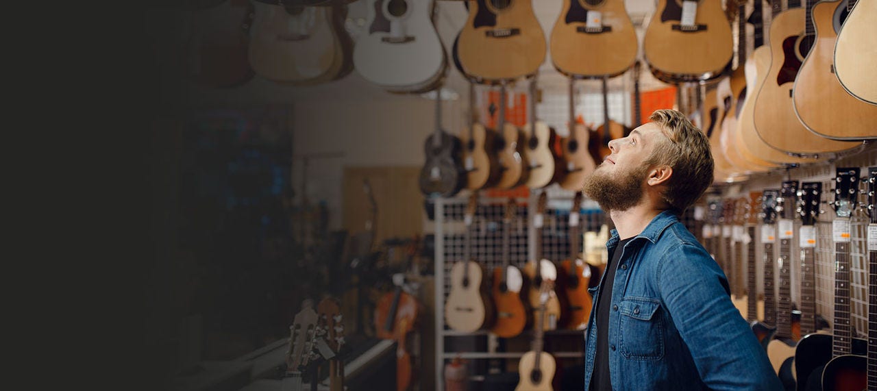 Propriétaire d’un magasin de guitares dans sa boutique.