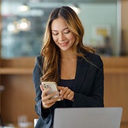 joven empresaria asiática usando el teléfono en la oficina.
