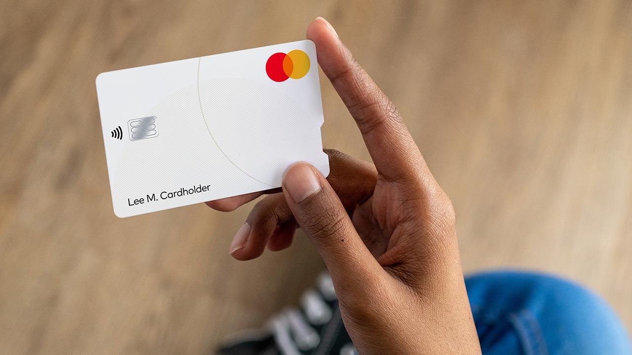 Gros plan d'une Touch card dans une main.