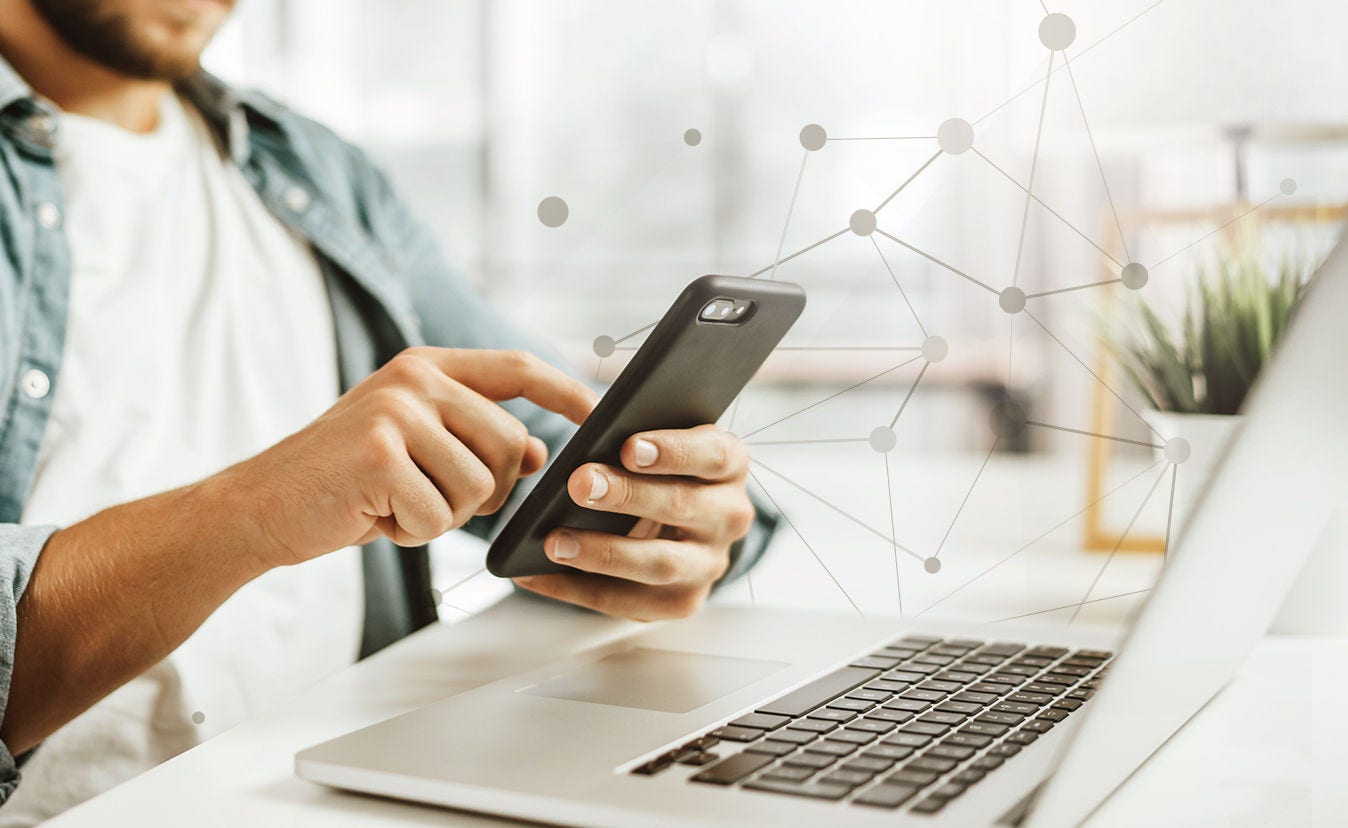 Homme au téléphone devant un ordinateur portable HP