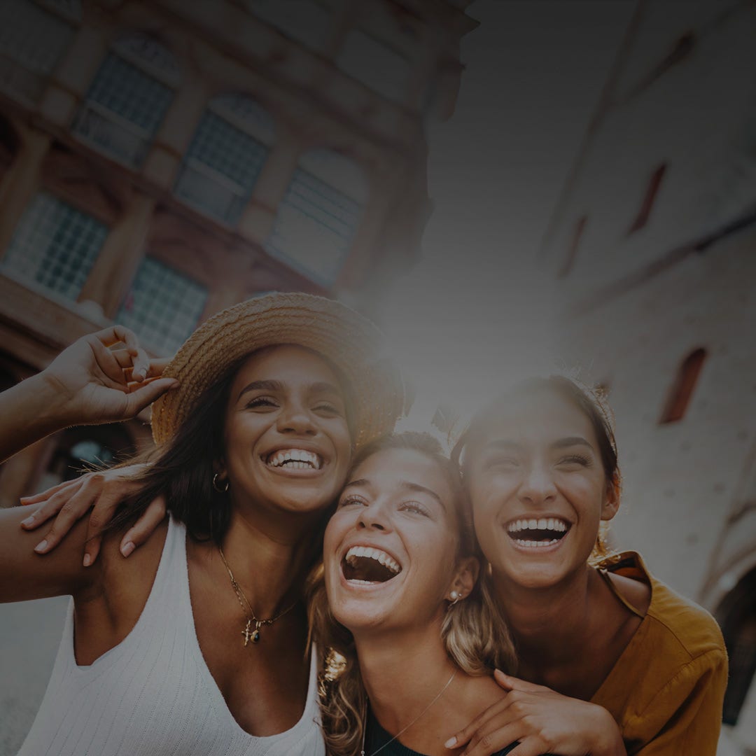Tres mujeres jóvenes divirtiéndose.