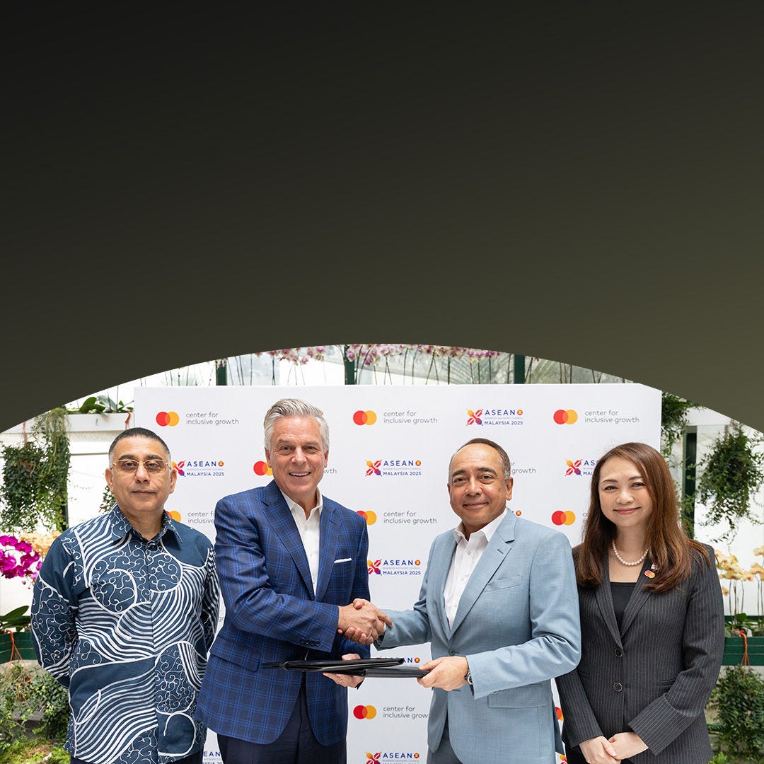 أربعة مديرين تنفيذيين يتصافحون.