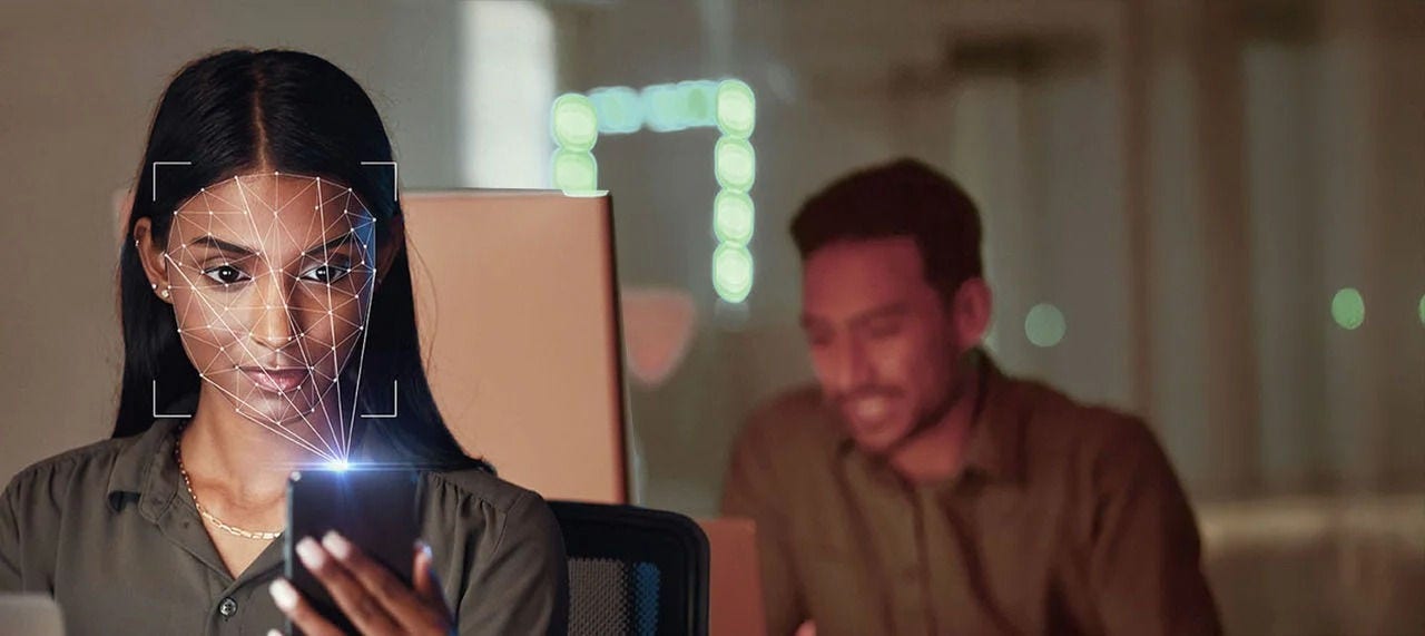 يضيء الرجل بضوء ناعم ومتوهج، مما يخلق تباينًا مذهلاً مع الخلفية المظلمة.