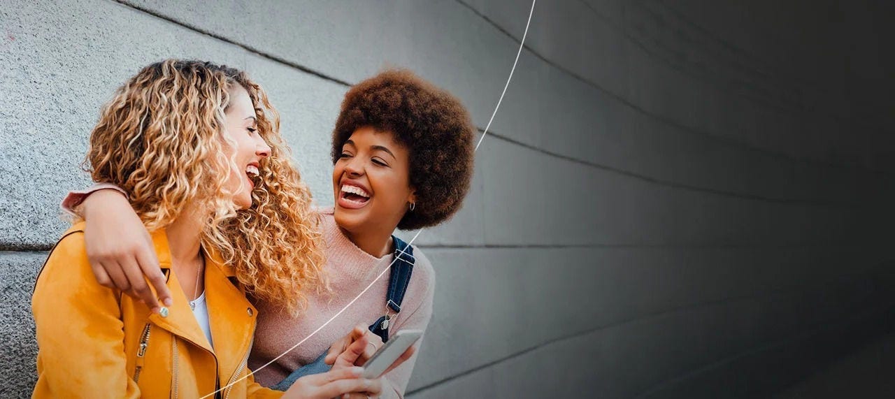 شخصان مبتسمان يستمتعان بمزايا كونهم حاملي بطاقات Mastercard.