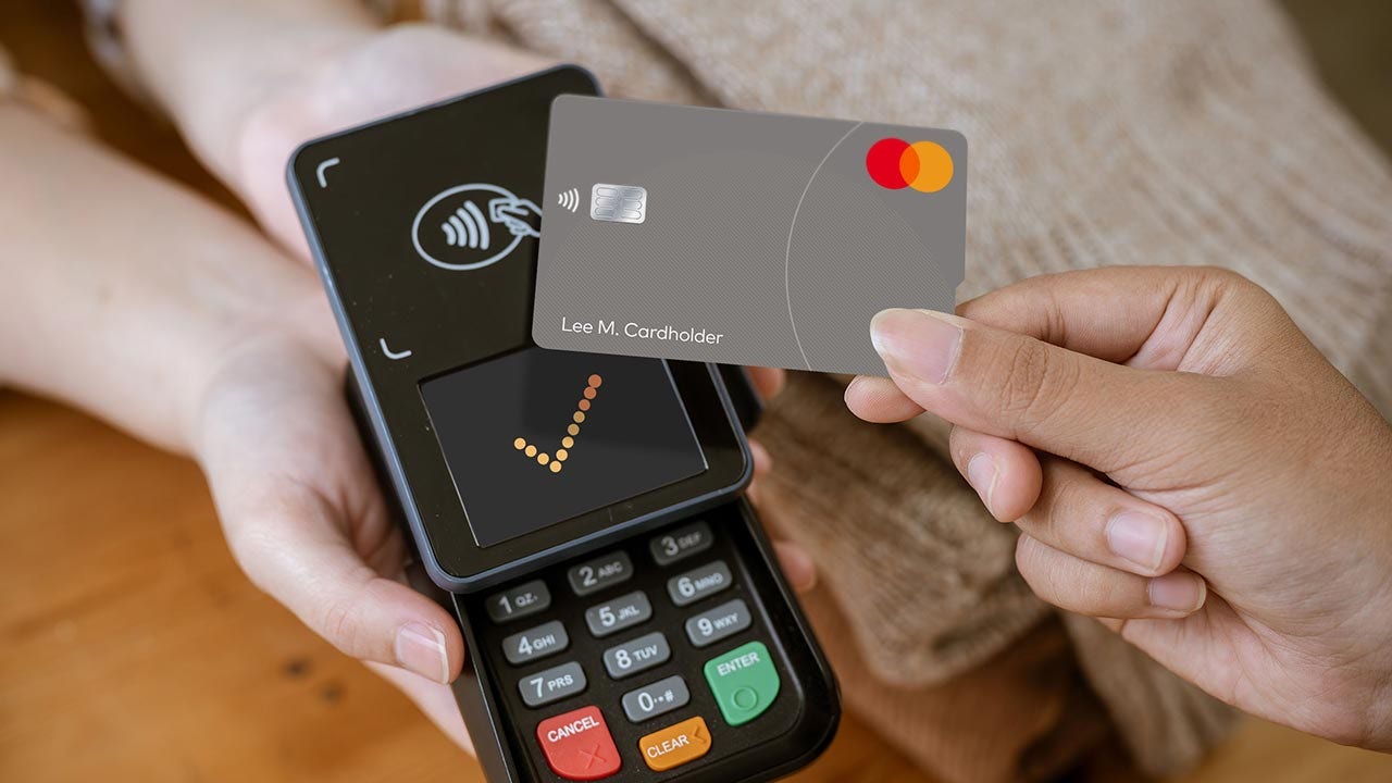 Taper la touch card sur le terminal de paiement en magasin.