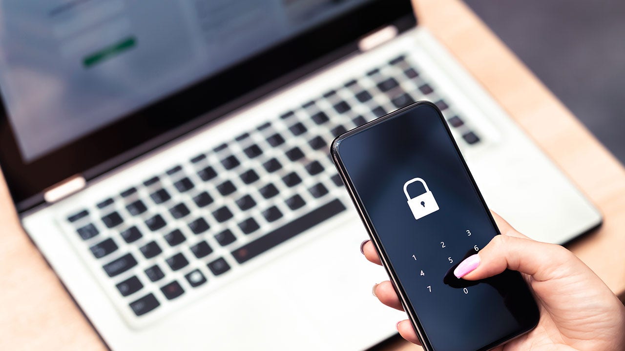 Bloqueo de contraseña del teléfono para la ciberseguridad móvil.