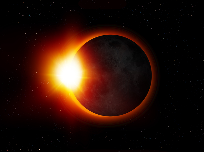 Une éclipse solaire totale spectaculaire montrant la couronne ardente du soleil qui dépasse de la silhouette sombre de la lune sur un fond de ciel noir étoilé.