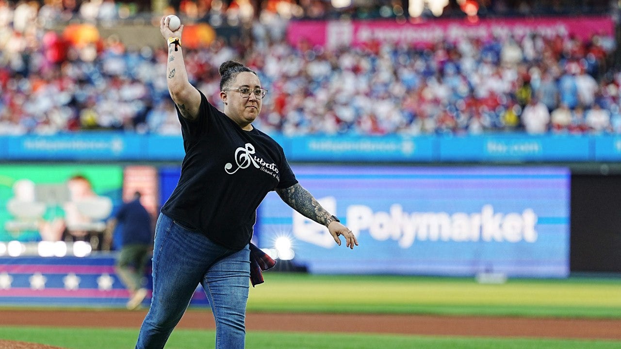 Shana Pistilli hace un lanzamiento. 