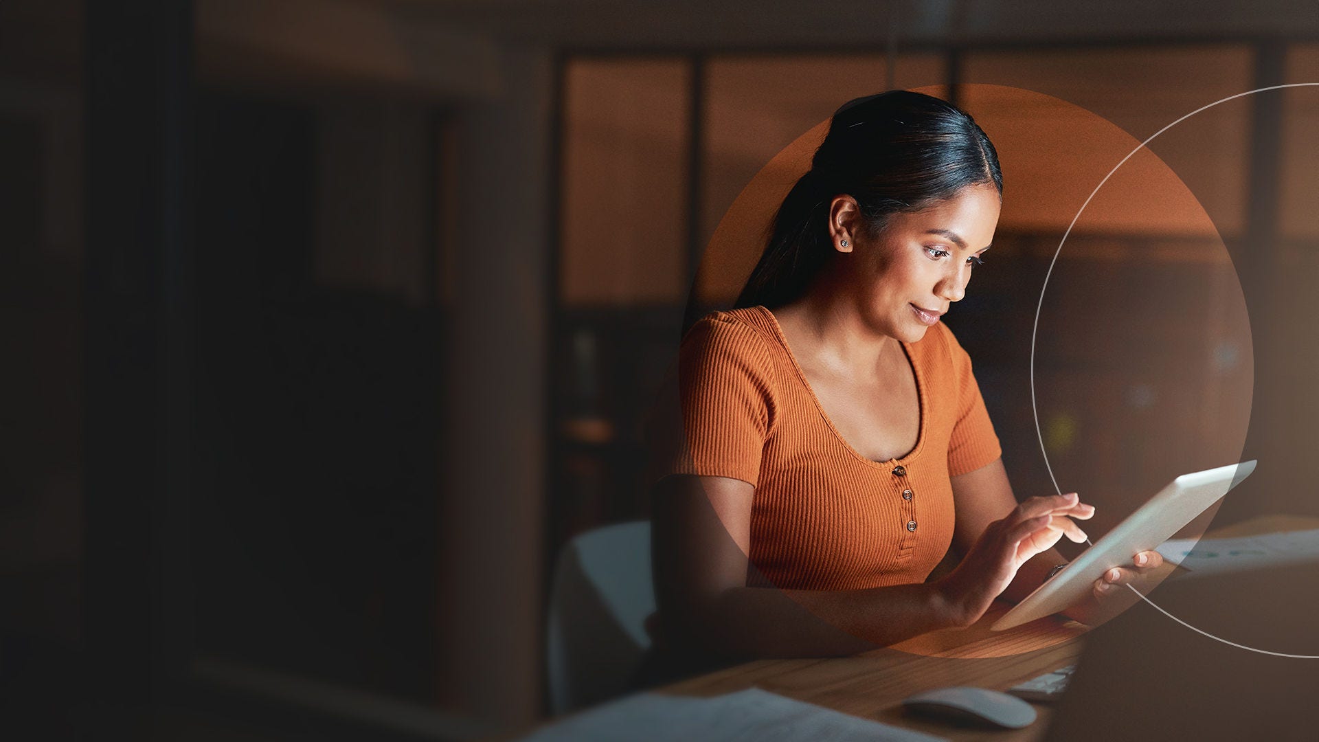 Femme regardant un iPad pour consulter des données sur les risques.