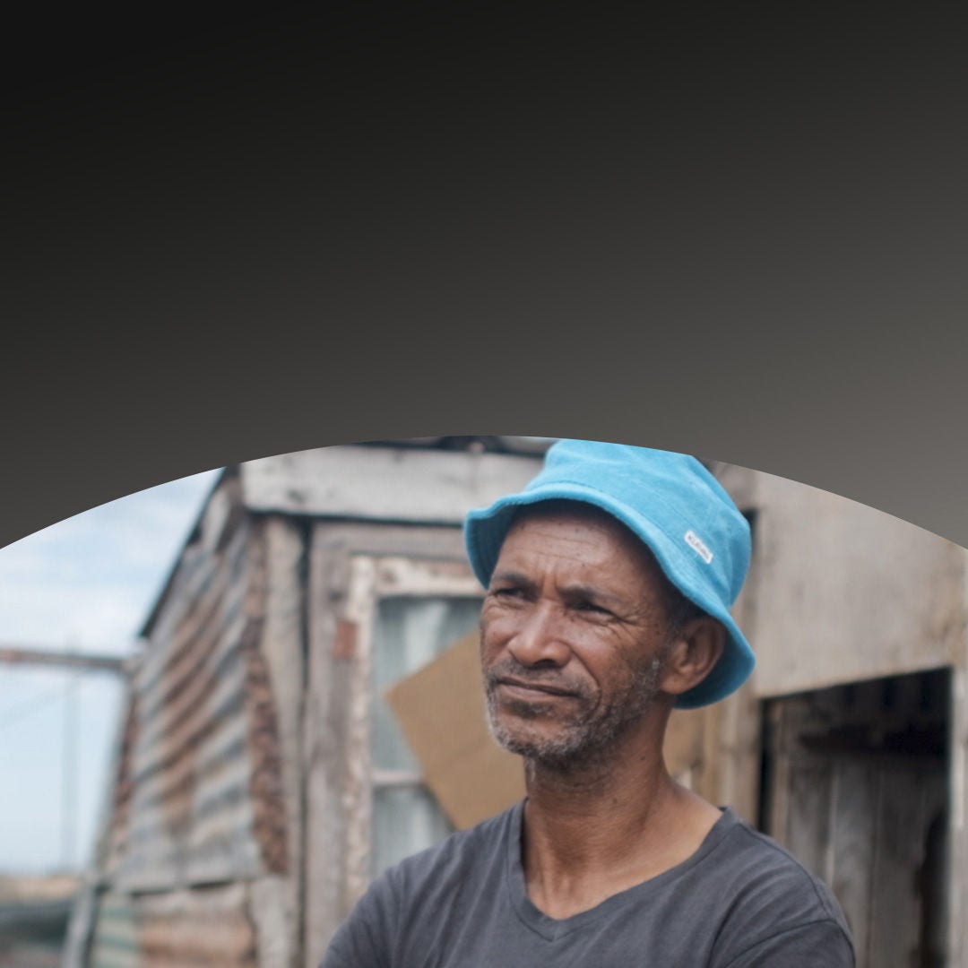 Hombre con sombrero mirando a la distancia.
