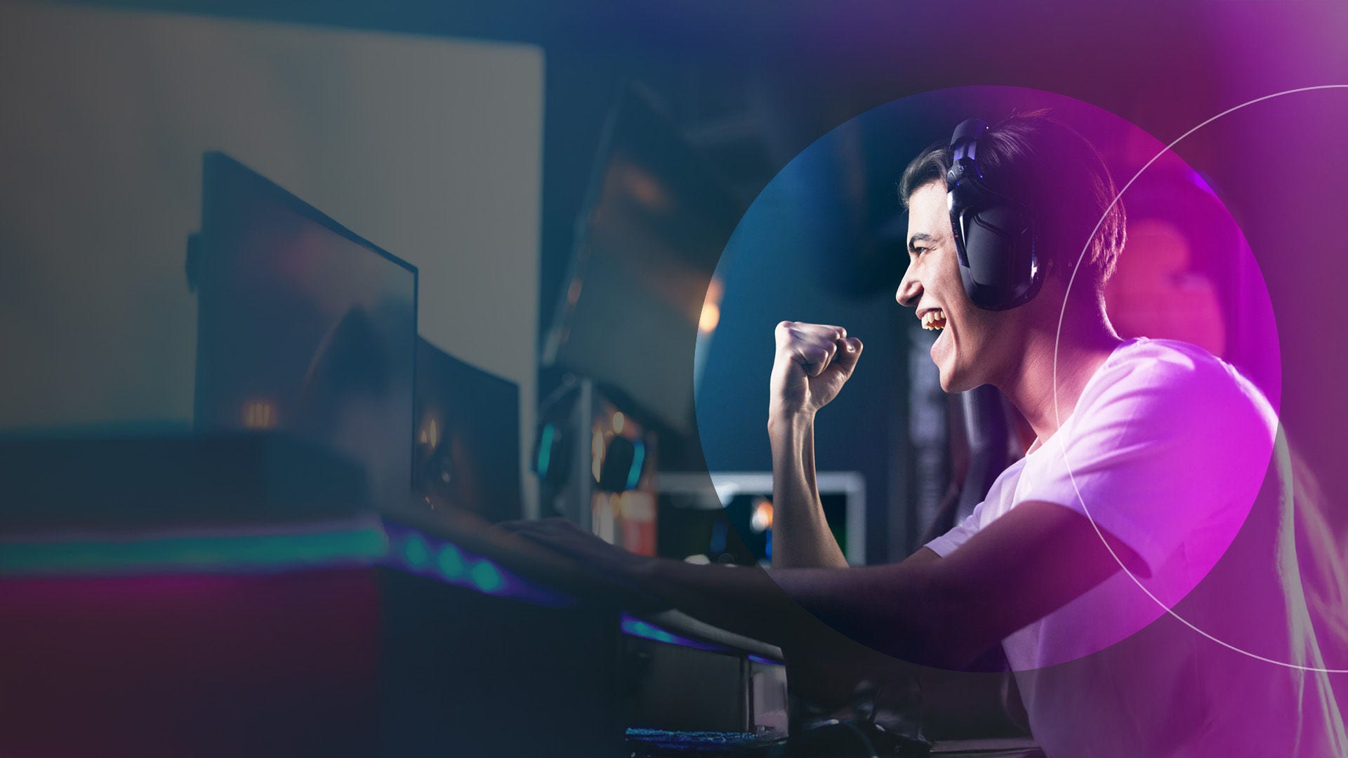 Hombre celebrando mientras juega a un videojuego.