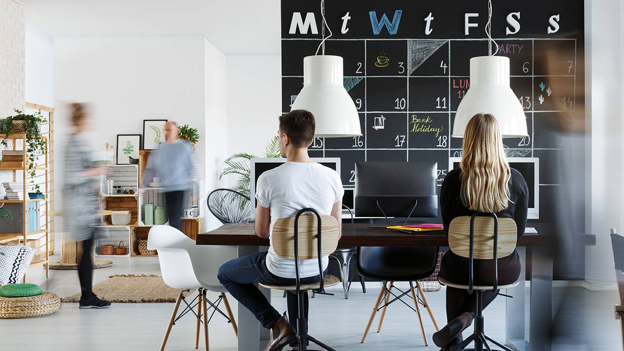 Personas en un espacio de coworking moderno.