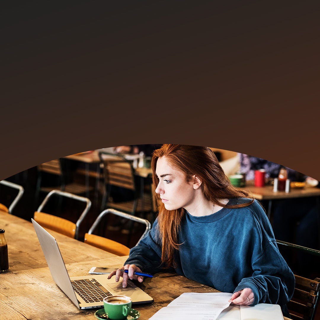 Femme travaillant sur un ordinateur portable dans un restaurant.