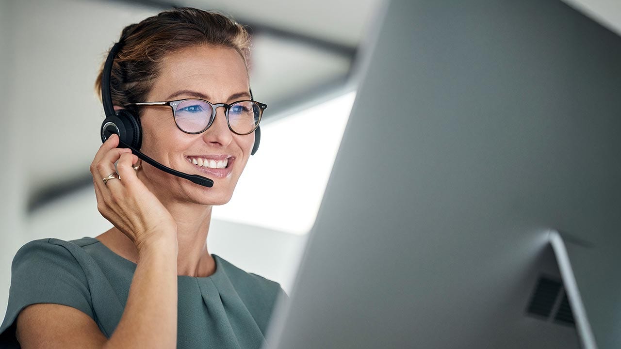 Employé d’un centre d’appels prenant un appel.