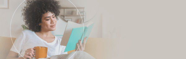 Женщина читает книгу