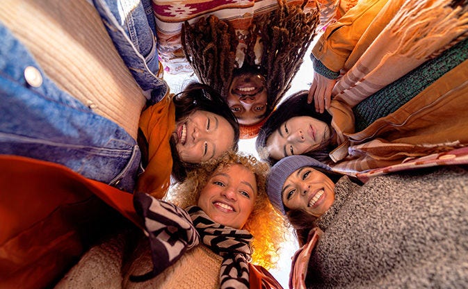 Grupo de amigos multiétnicos.
