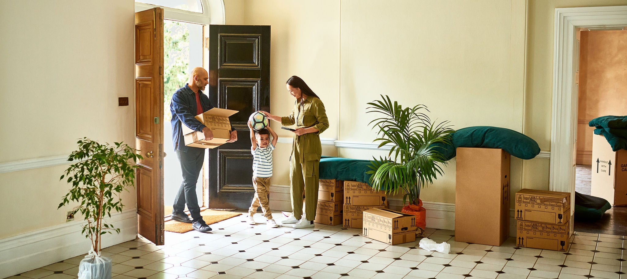 Famille emménageant dans une maison
