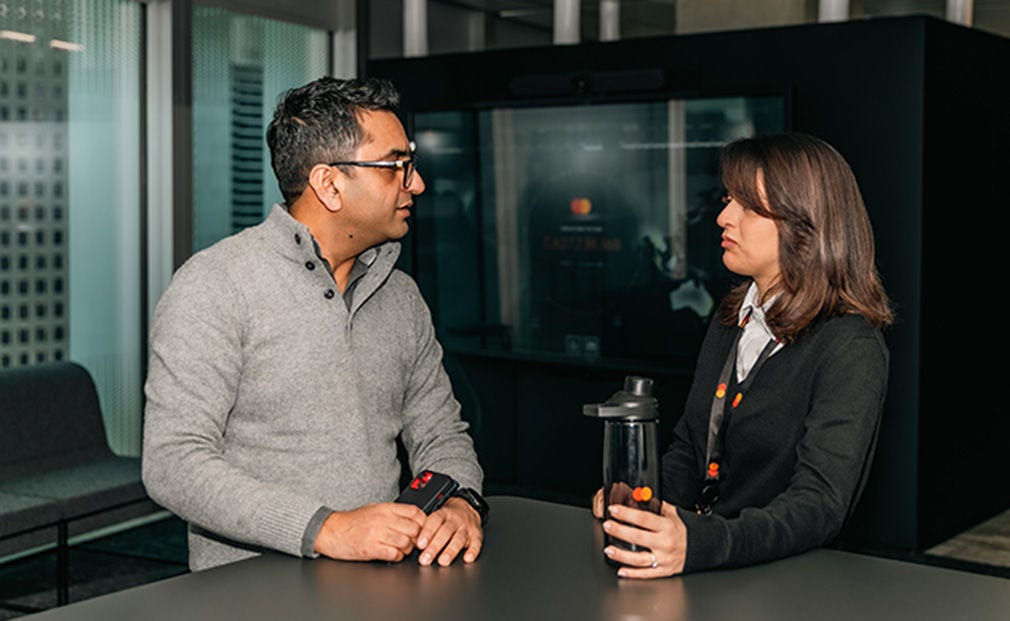 Les employés de Mastercard en discussion