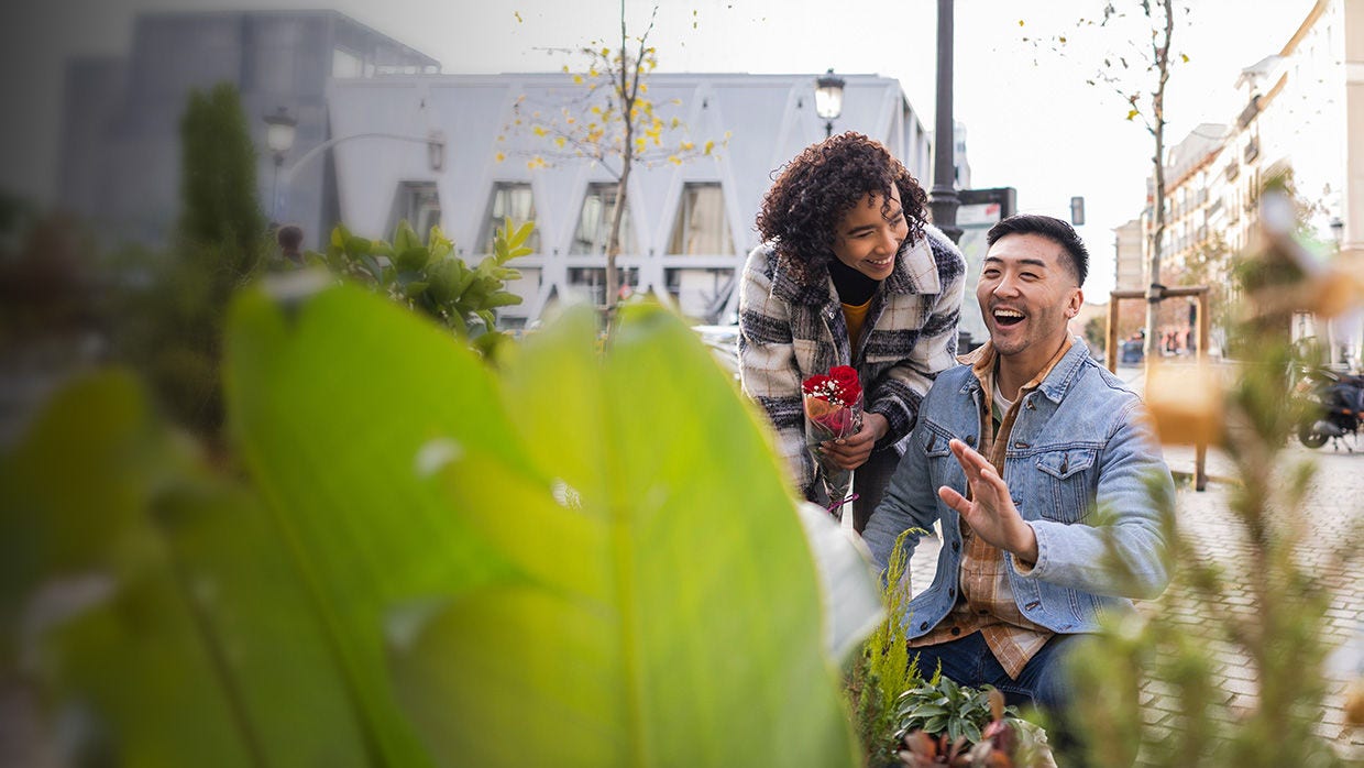 Joven pareja multirracial eligiendo plantas.