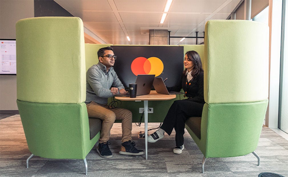 Employés de Mastercard dans un stand