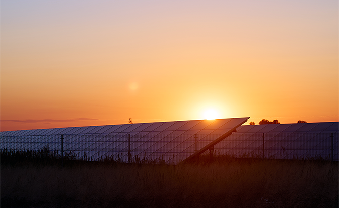 Paneles solares al atardecer.