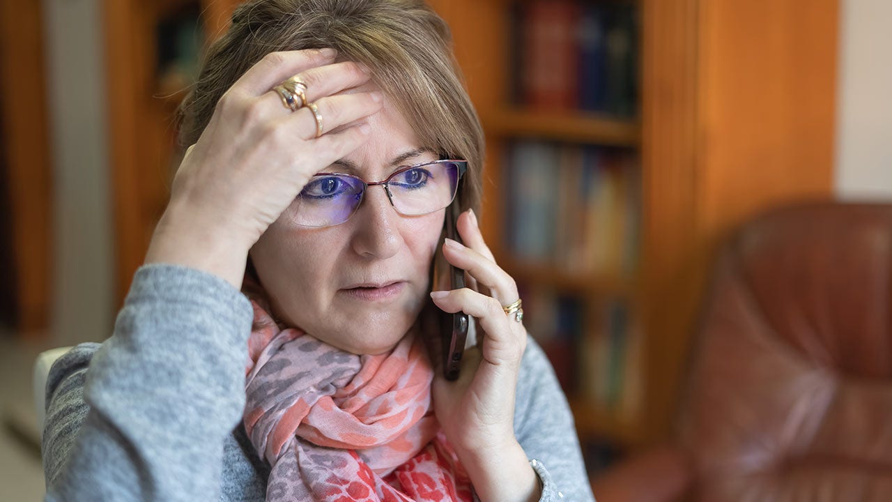 Madre preocupada en el teléfono.