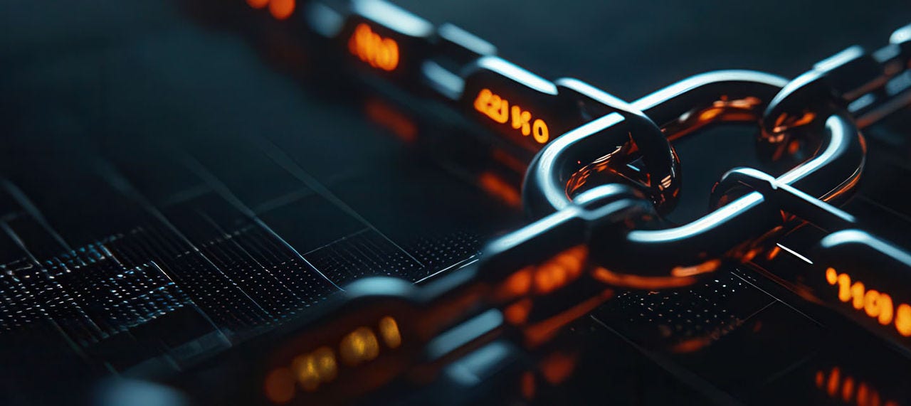 Una imagen en primer plano de una cadena iluminada por luces naranjas.