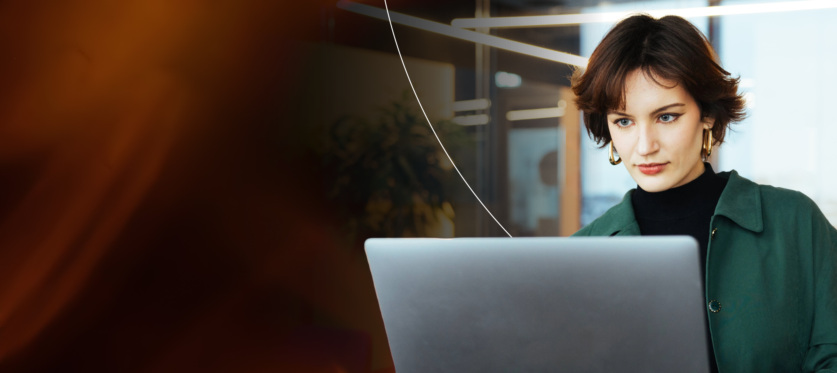 Femme devant son ordinateur concentrée sur son travail