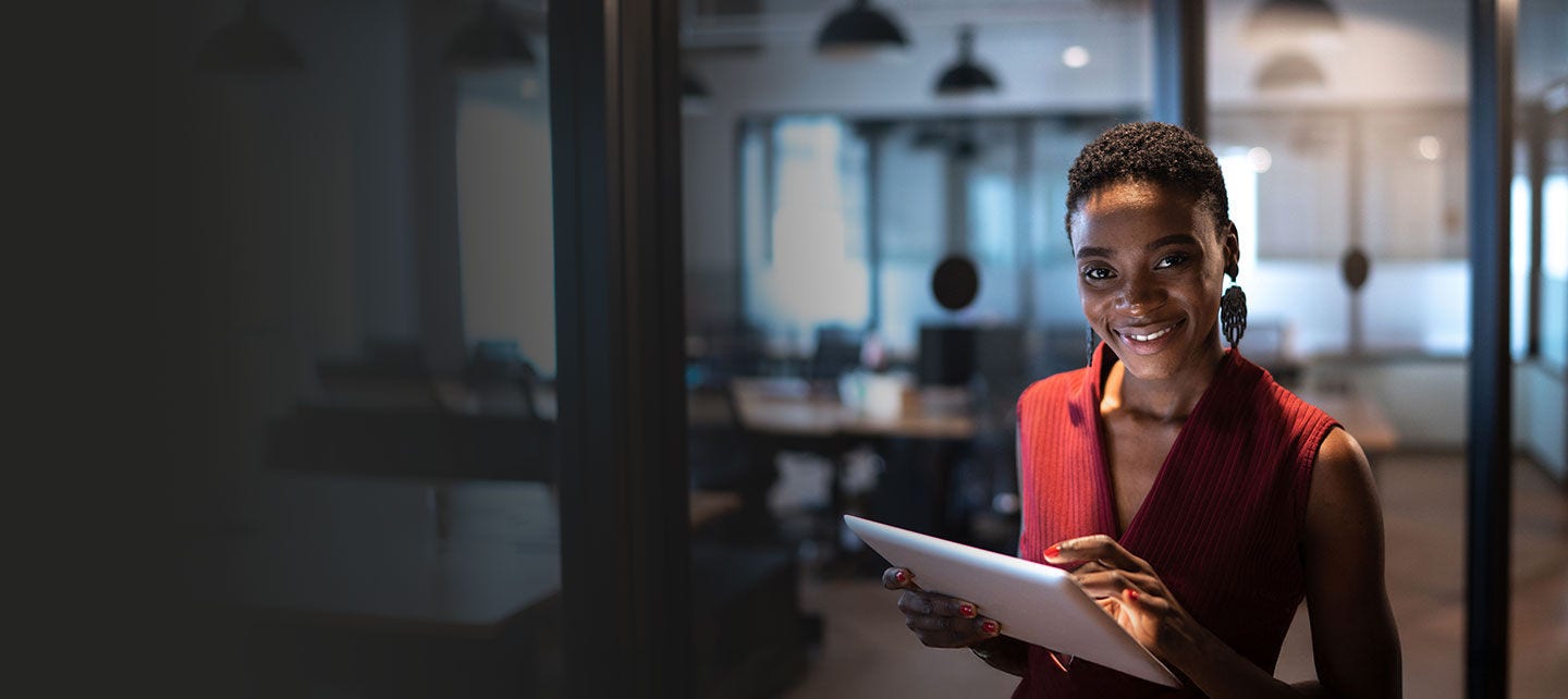 Femme d'affaires souriante dans un bureau.