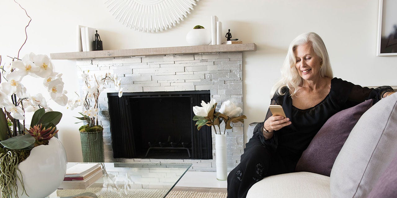 Femme au téléphone chez elle