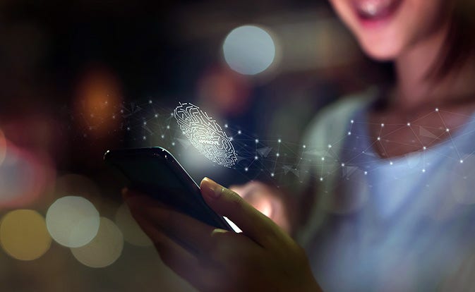 Mujer escaneando su huella digital en un teléfono inteligente para autenticar de forma segura su identidad a través de la verificación biométrica.